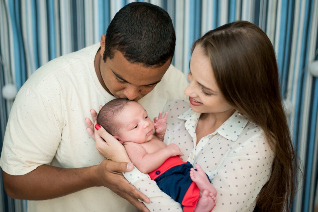 Aline e o marido amamentam filho no Banco de Leite Humano (Foto: Lidiane/divulgação) Aline e o marido amamentam filho no Banco de Leite Humano